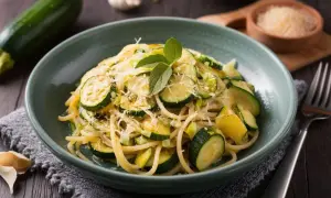 Pyszne spaghetti z cukinią, czosnkiem i parmezanem. Prosty sposób, jak ugotować cukinię, by była idealna do makaronu.