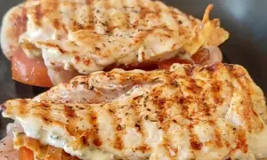Pyszna pierś z kurczaka z serem pleśniowym z piekarnika, z grillowanymi paskami i soczystymi pomidorami.
