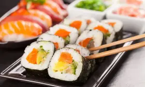Pyszne rolki sushi z łososiem i warzywami, idealne po tym, jak nauczysz się, jak ugotować ryż do sushi.
