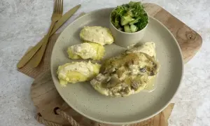 Pyszna pierś z kurczaka w sosie cebulowo-śmietanowym z pieczarkami, podana z puree ziemniaczanym i sałatką.