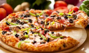 Pyszna pizza z serem, oliwkami, papryką i salami. Idealny dzień na pizzę!