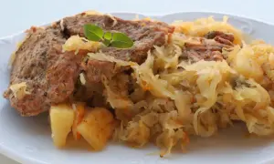 Karkówka w kapuście z ananasem Ewy, danie pełne smaku, z kawałkami mięsa i słodkim ananasem.