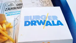 Burger Drwala w McDonald's! Frytki i pudełko z napisem "BURGER DRWALA" w niebieskiej tacy.