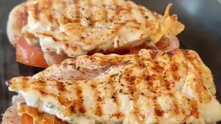 Pyszna pierś z kurczaka z serem pleśniowym z piekarnika, z grillowanymi paskami i soczystymi pomidorami.
