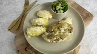 Pyszna pierś z kurczaka w sosie cebulowo-śmietanowym z pieczarkami, podana z puree ziemniaczanym i sałatką.