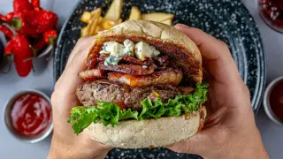 Soczysty burger z udźca wołowego, boczkiem, serem pleśniowym i chrupiącą sałatą. Idealny na letnie grillowanie.