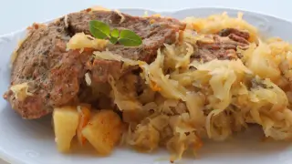 Karkówka w kapuście z ananasem Ewy, danie pełne smaku, z kawałkami mięsa i słodkim ananasem.