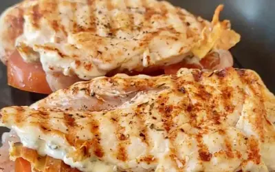 Pyszna pierś z kurczaka z serem pleśniowym z piekarnika, z grillowanymi paskami i soczystymi pomidorami.