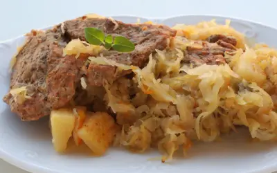 Karkówka w kapuście z ananasem Ewy, danie pełne smaku, z kawałkami mięsa i słodkim ananasem.