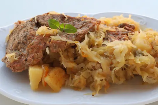 Karkówka w kapuście z ananasem Ewy, danie pełne smaku, z kawałkami mięsa i słodkim ananasem.
