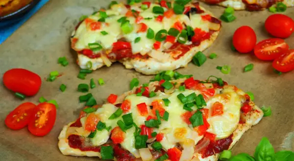 Filet z kurczaka a'la pizza, zapieczony z serem, pomidorami i papryką, posypany szczypiorkiem.