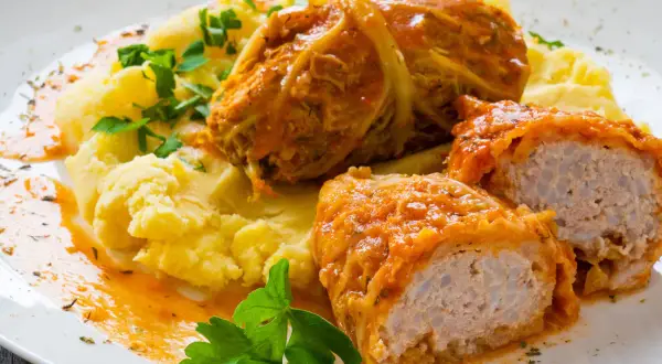 Gołąbki w sosie pomidorowym z puree ziemniaczanym. Idealny sposób, jak ugotować ryż do gołąbków, by były pyszne.