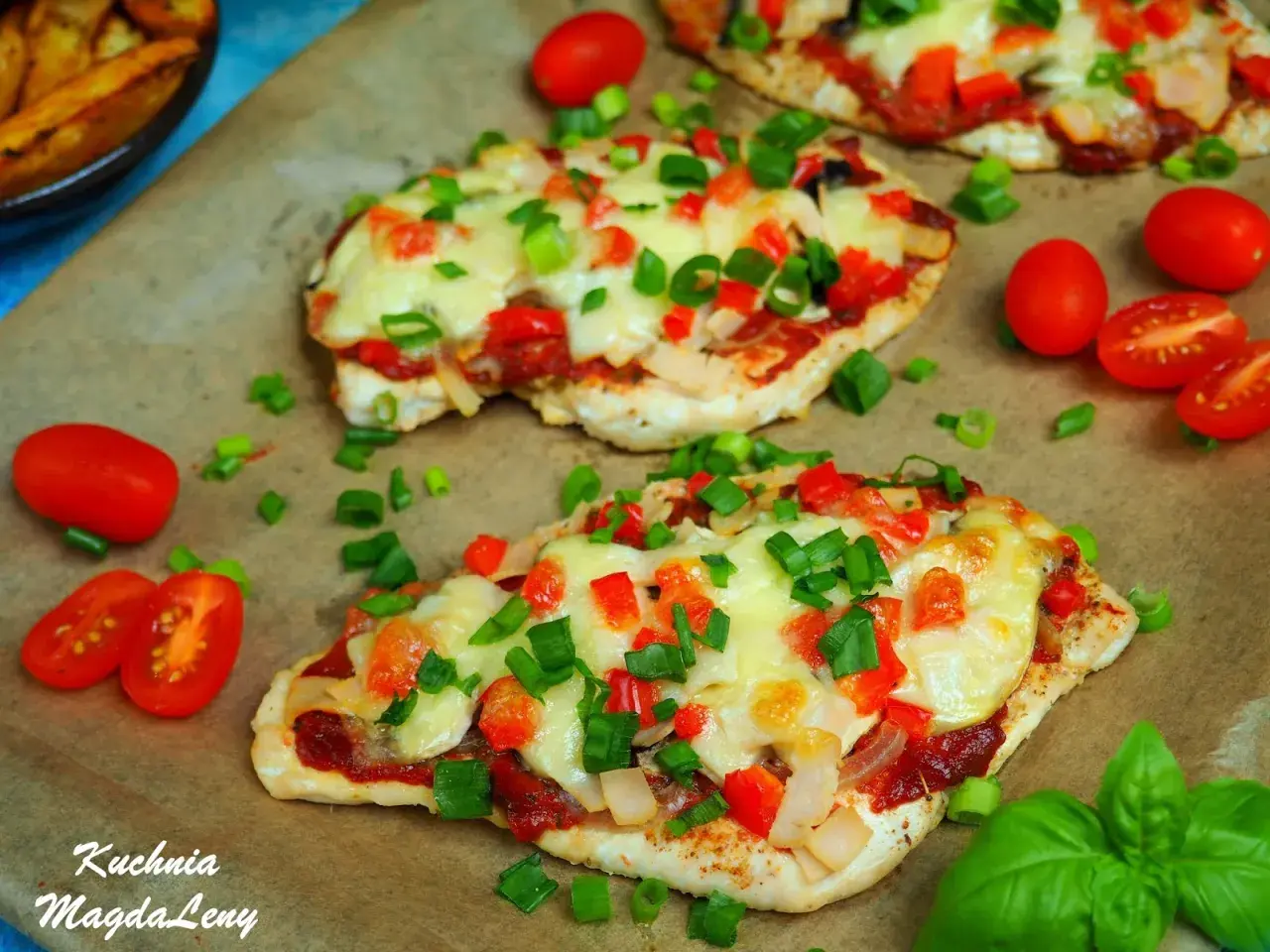 Filet z kurczaka a'la pizza, zapieczony z serem, pomidorami i papryką, posypany szczypiorkiem.