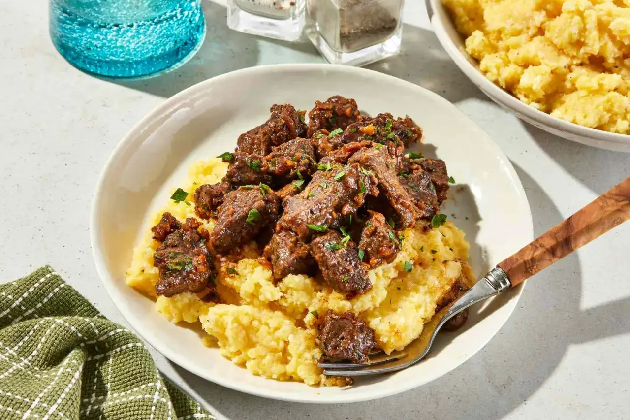 Gulasz wołowy z kaszą polenta. Proste dania obiadowe, które zachwycą smakiem.