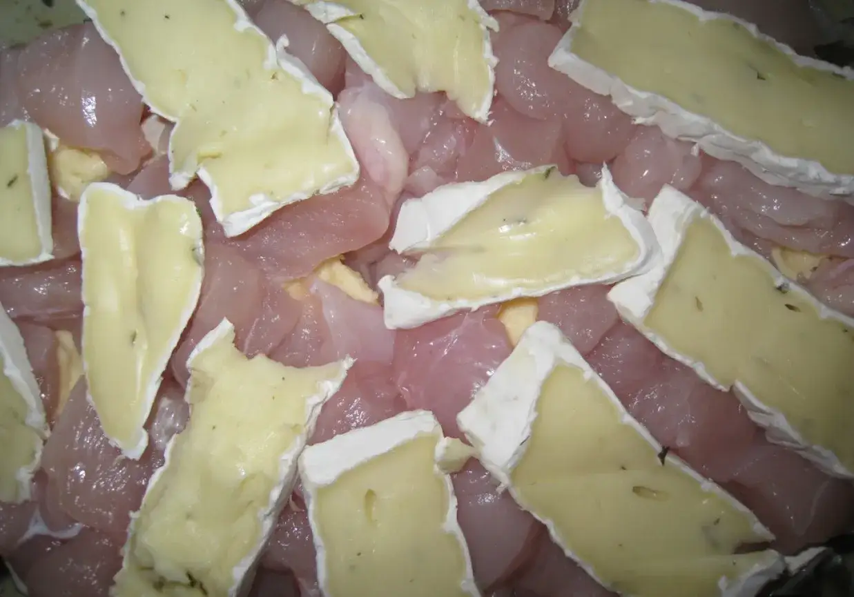 Pyszna pierś z kurczaka z serem pleśniowym z piekarnika, gotowa do pieczenia.