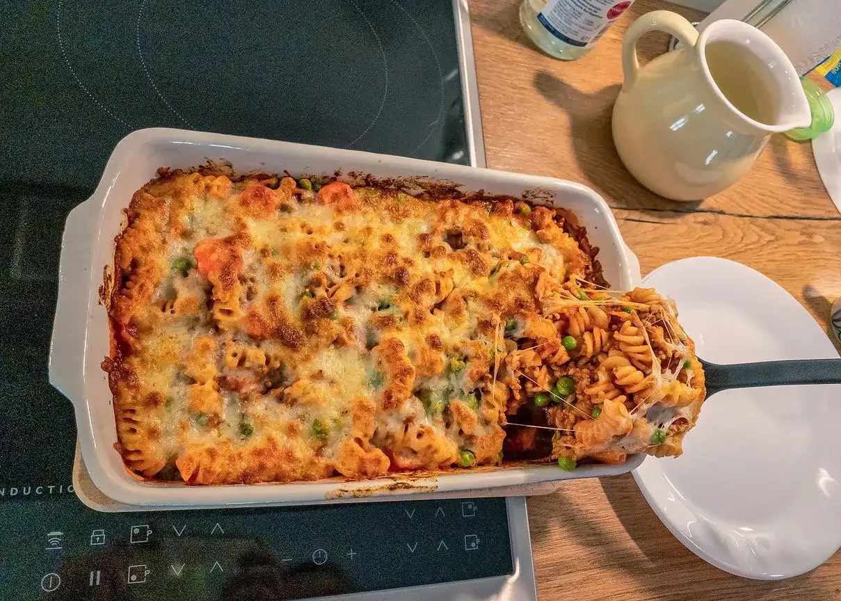 Zapiekanka makaronowa z warzywami i serem, idealna na szybką kolację na ciepło. Rozpływający się ser kusi!