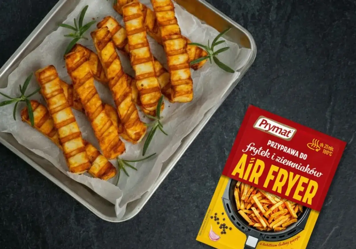 Pyszne, przyprawione frytki z batatów i ziemniaków, idealne co do frytek na obiad bez mięsa. Obok opakowanie przyprawy Prymat Air Fryer.