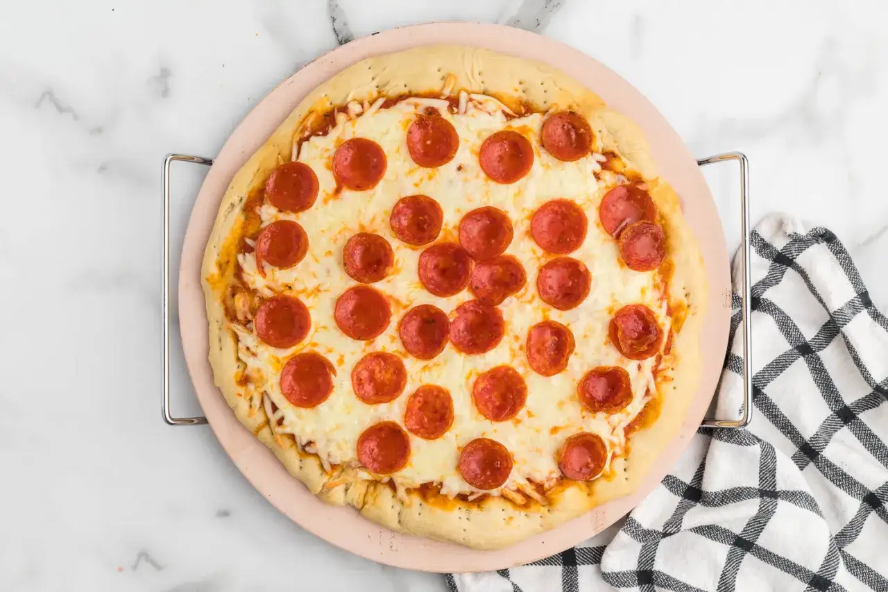 Pyszna pizza pepperoni na kamieniu, idealna do zamrożenia na później. Czy pizze można mrozic? Tak, ta wygląda jakby była gotowa do zamrożenia!