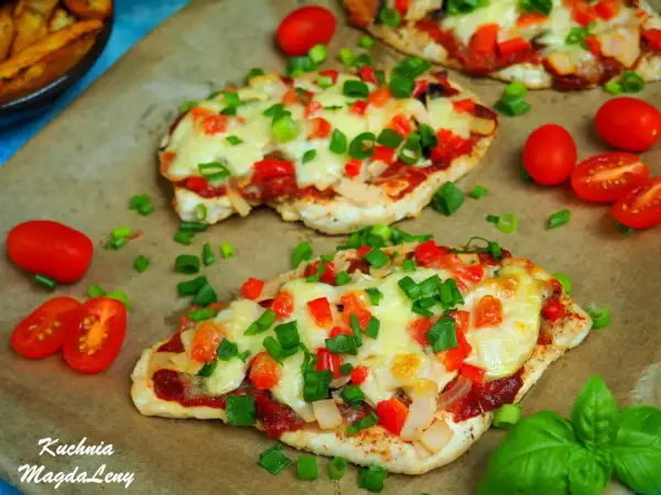 Filet z kurczaka a'la pizza, zapieczony z serem, pomidorami i papryką, posypany szczypiorkiem.