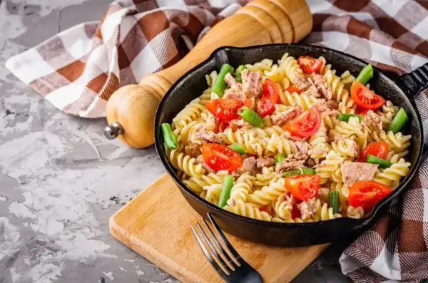 Pyszna kolacja bez mięsa: makaron fusilli z tuńczykiem, pomidorkami i fasolką szparagową w patelni.