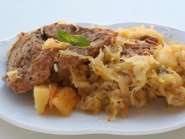 Karkówka w kapuście z ananasem Ewy, danie pełne smaku, z kawałkami mięsa i słodkim ananasem.