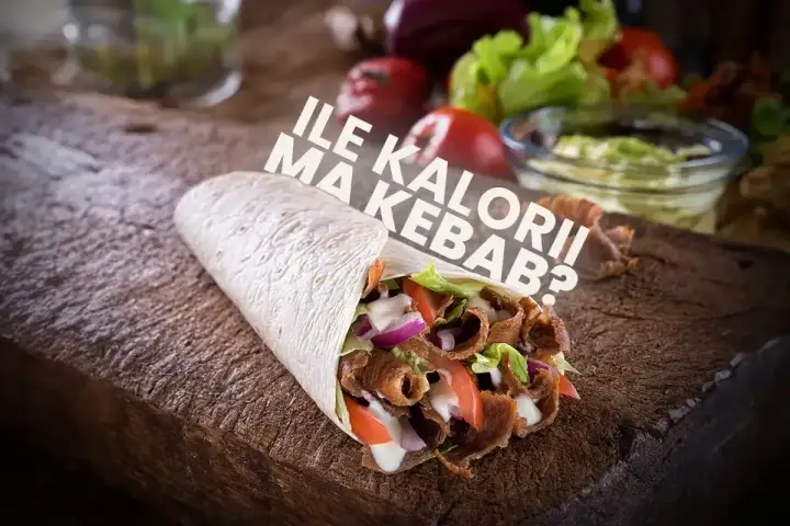 Pyszny kebab na talerzu, pełen mięsa i warzyw. Zastanawiasz się, ile kcal ma ten przysmak?